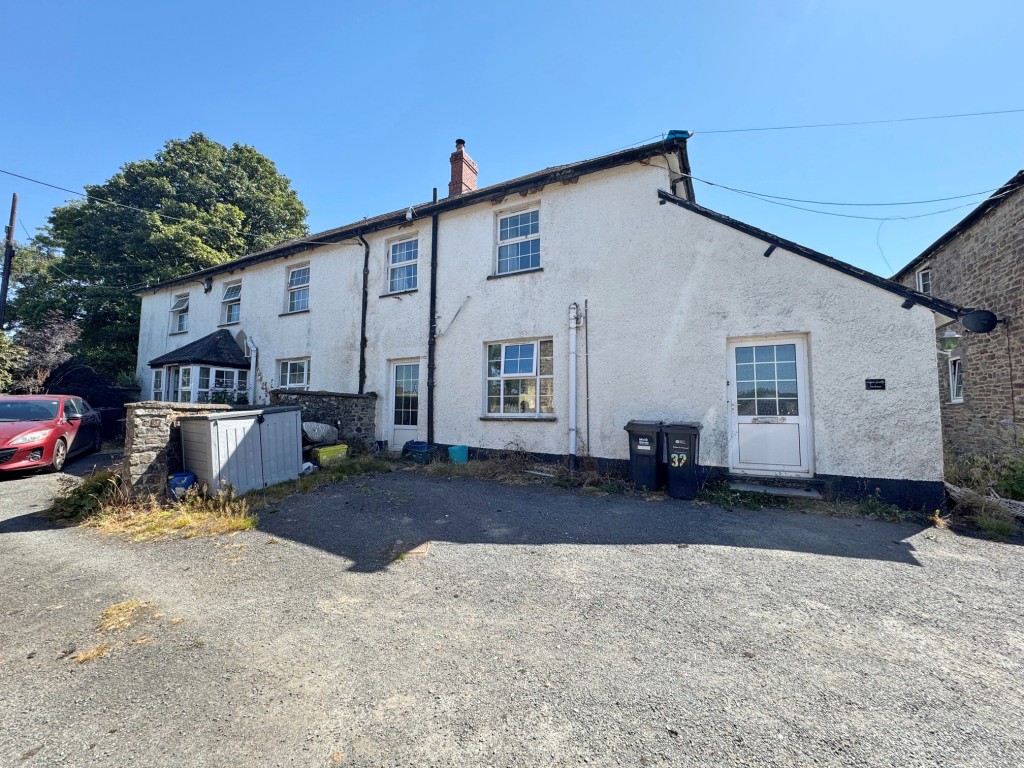 Lot: 222 - THREE-BEDROOM FARMHOUSE AND ATTACHED TWO-BEDROOM ANNEX - FREEHOLD INVESTMENT - Farmhouse and Annex - front of the property
